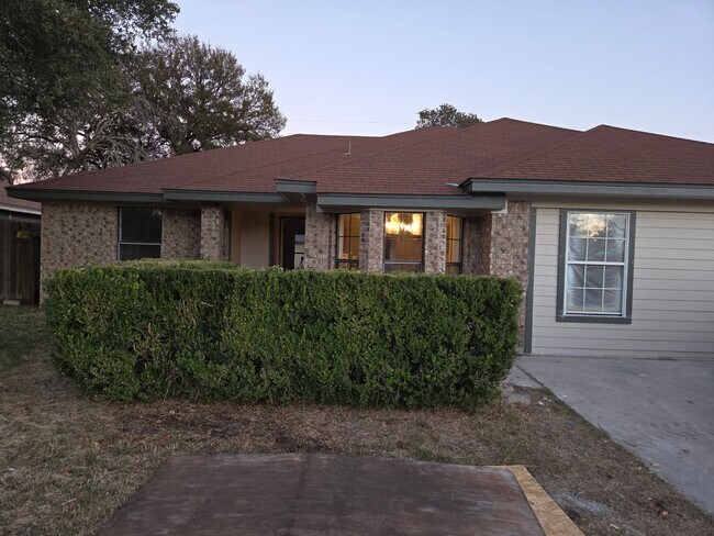 Primary Photo - Beautifully Remodeled 4 Bedroom + Office H...