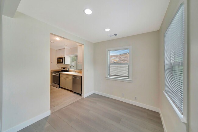 Building Photo - 10951 Whitegate Ave