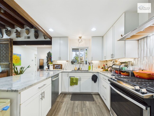 Building Photo - Beautifully Furnished and Equipped Propert...