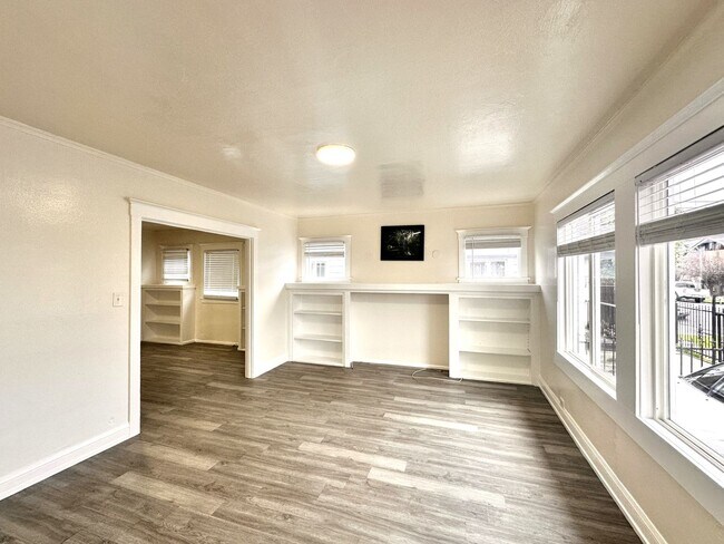 Building Photo - 1321