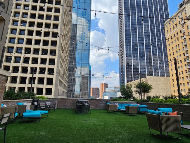 Building Photo - Downtown condo with roof top pool & concie...