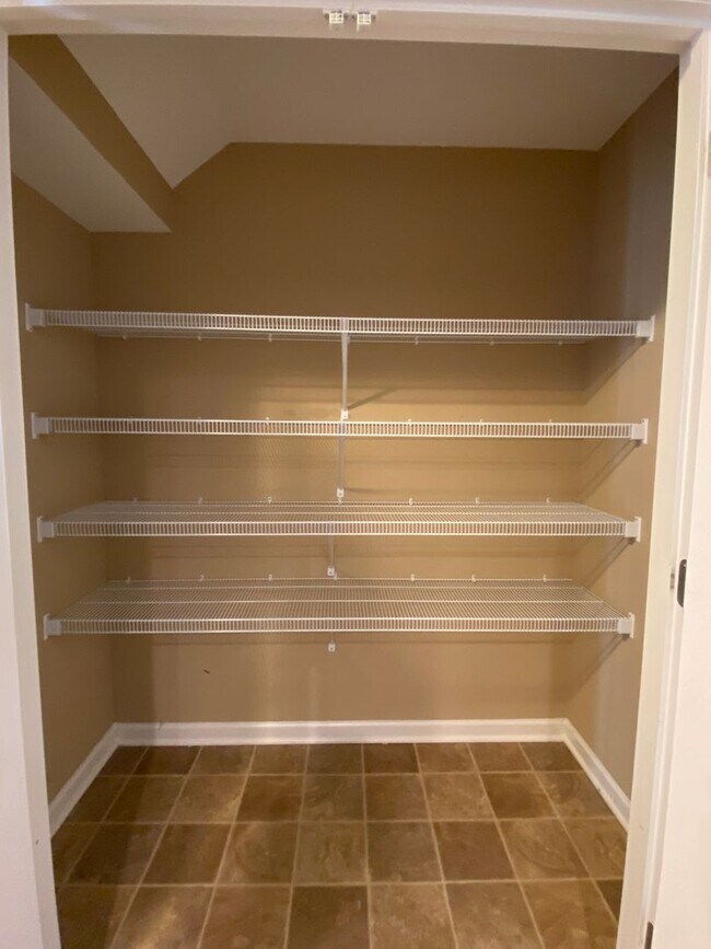 Building Photo - 3 Bedroom / 3 Bathroom / End Unit Townhome...