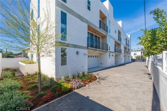 Building Photo - 712 Chestnut Ave