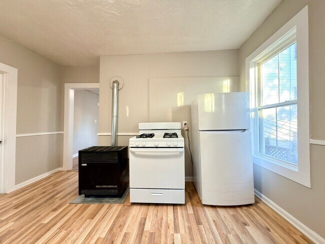 Building Photo - 16 1/2 Winslow St