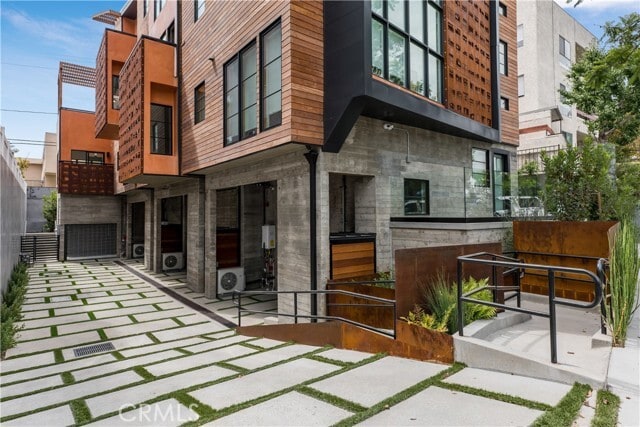 Building Photo - 1035 N Vista St