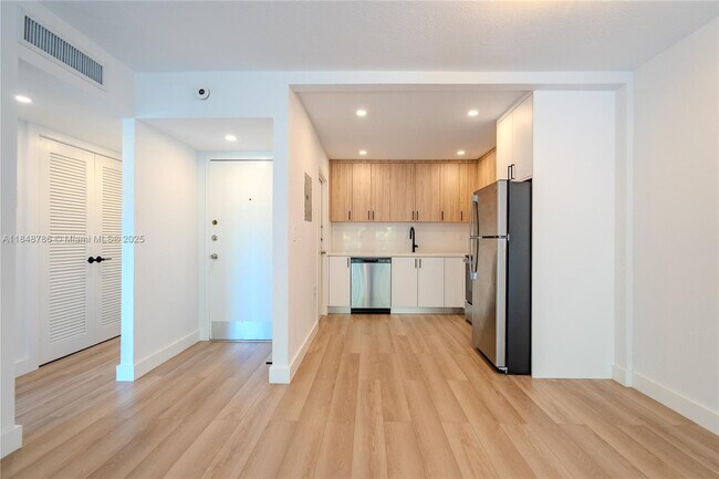 Building Photo - 1220 71st St