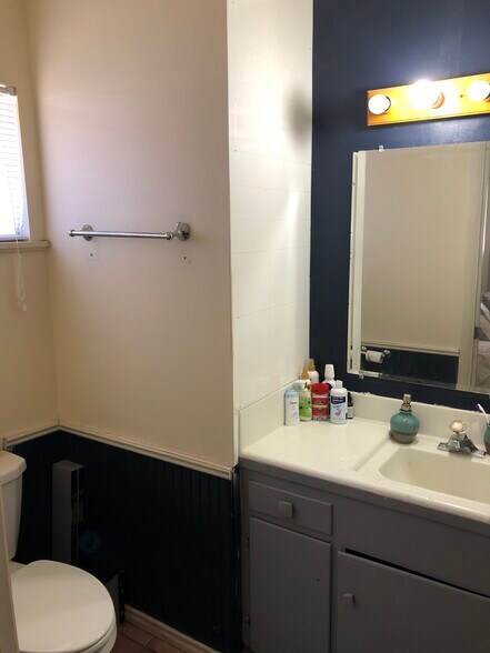 Master bathroom - 2754 Yale