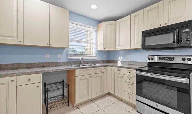 Building Photo - 141 NE Naranja Ave