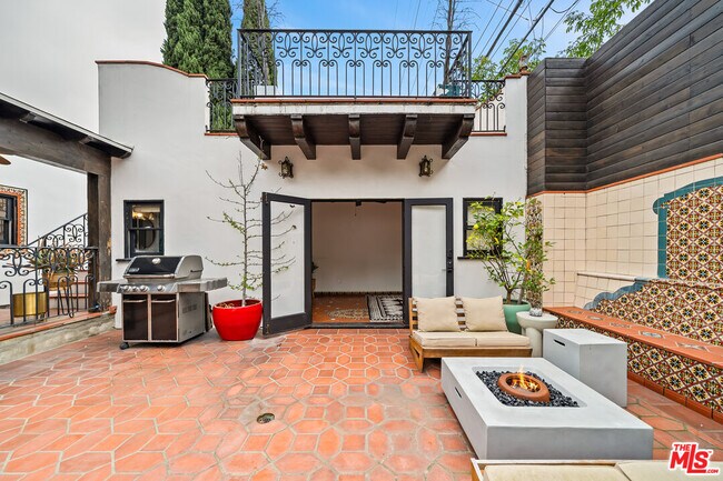 Building Photo - 8822 Rosewood Ave