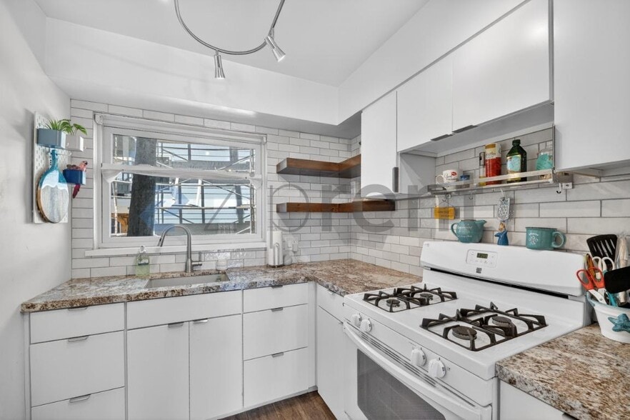 Building Photo - 2613 Mission Blvd