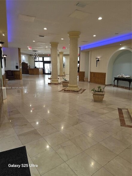 Building Photo - 3725 S Ocean Dr