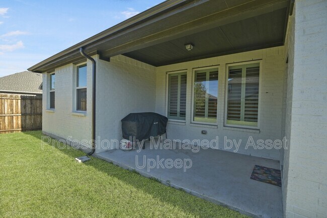 Building Photo - 702 Charity Dr