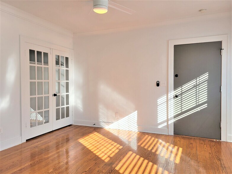 Building Photo - 723 East Dr