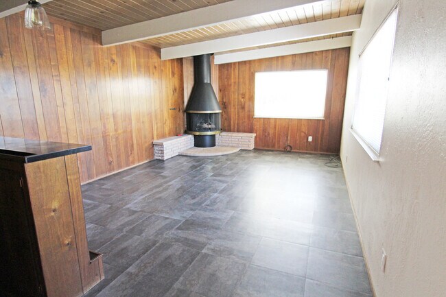 Building Photo - Coming Soon! Lovely Redwood Heights Home w...