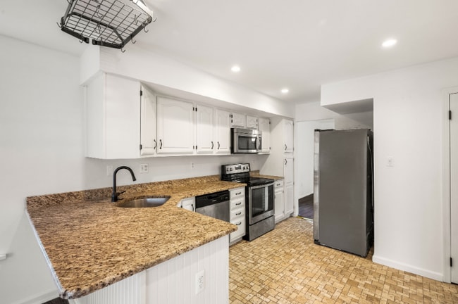 Building Photo - 302 Pinebrooke Cir