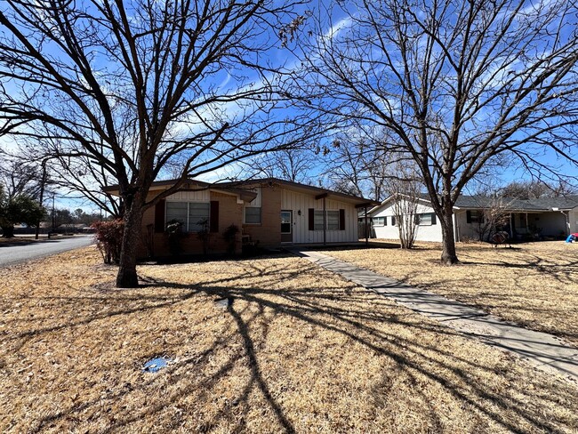 Building Photo - Fantastic 3/2 Close to Brownwood High School