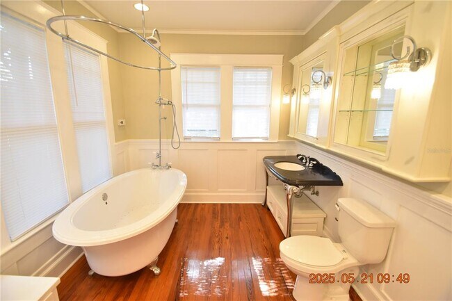 Building Photo - 810 S Packwood Ave