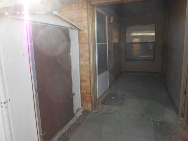 Building Photo - Cute 2/1 - Great area close to TTU!