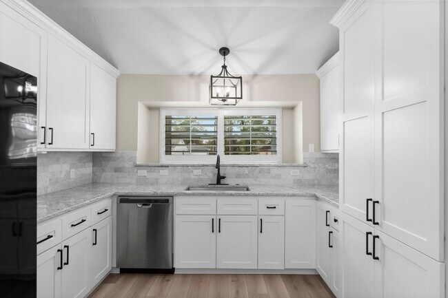 Building Photo - 28814 Holly Hill Dr