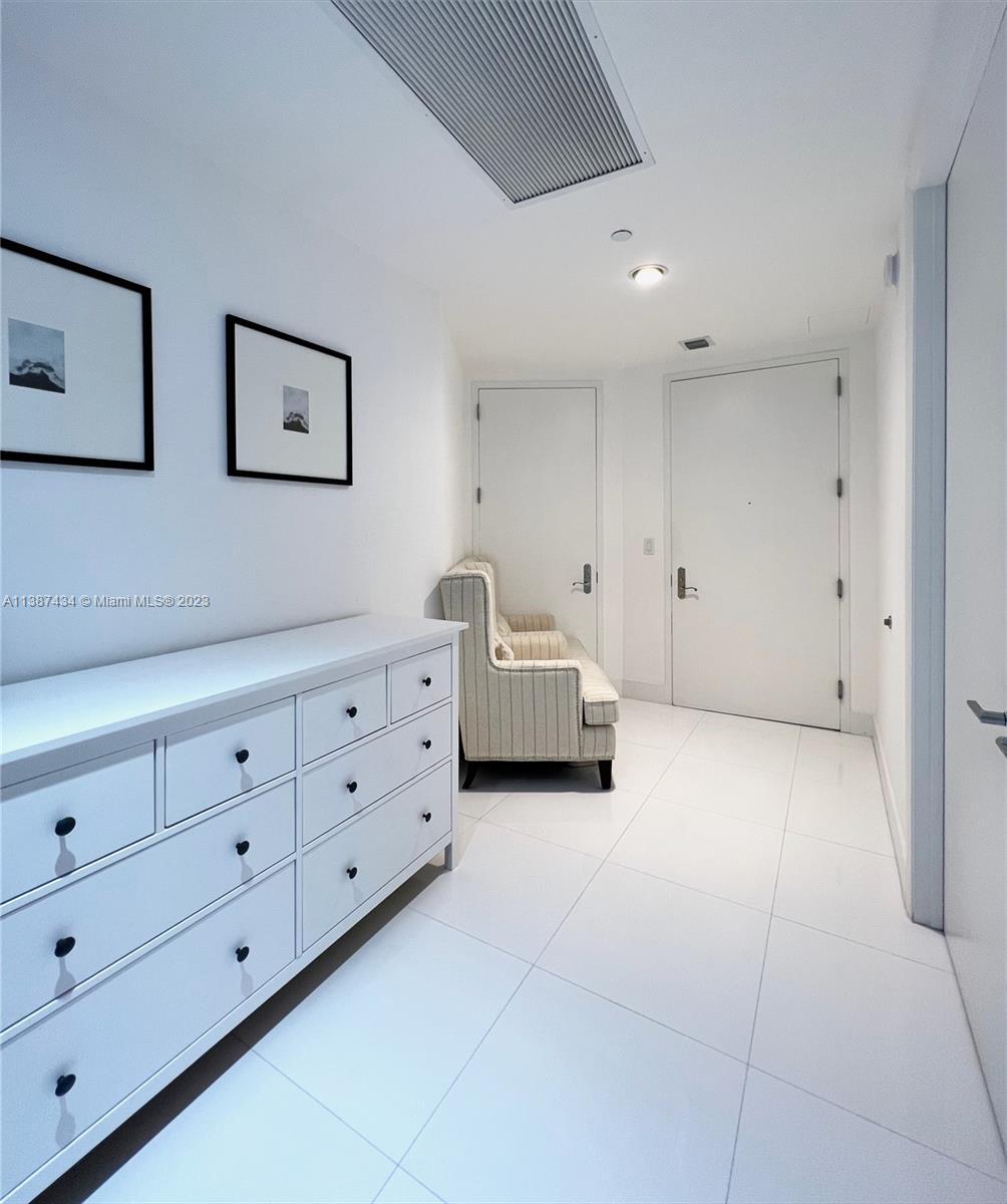 Building Photo - 15811 Collins Ave