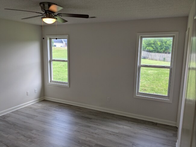 Building Photo - 102 Populus Dr