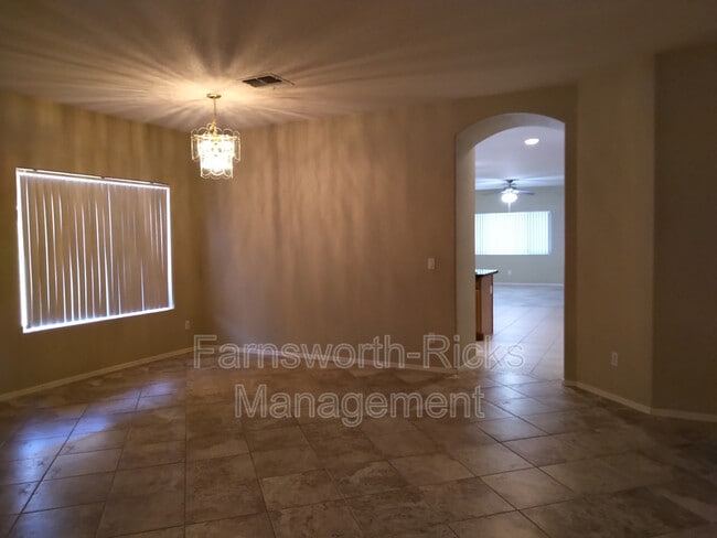 Building Photo - 1154 E Locust Dr