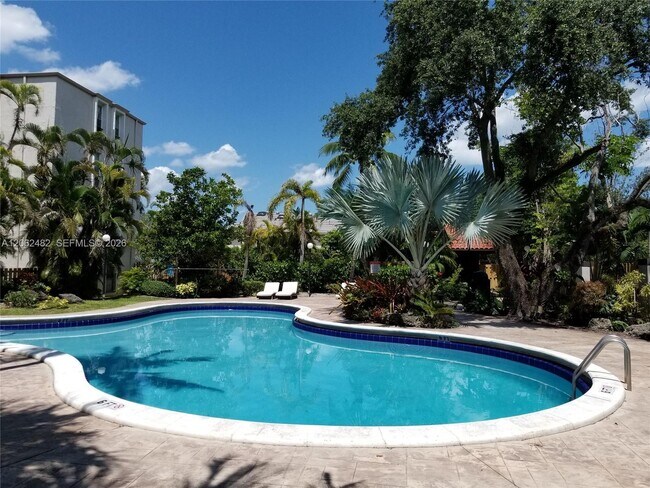 Building Photo - 6886 N Kendall Dr