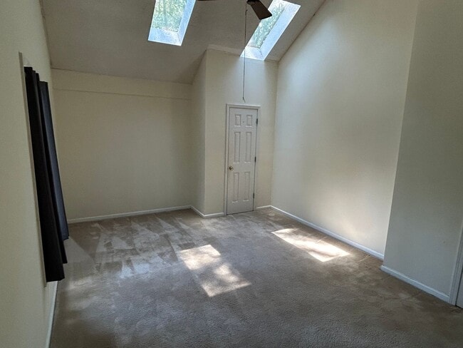 Building Photo - 4 Bed | 2 Bath Townhouse near NCSU - MOVE ...
