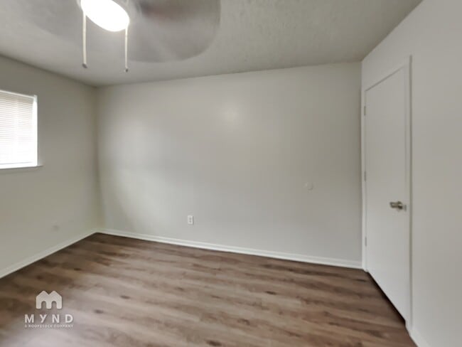 Building Photo - 1303 1/2 Berry Dr Apt A