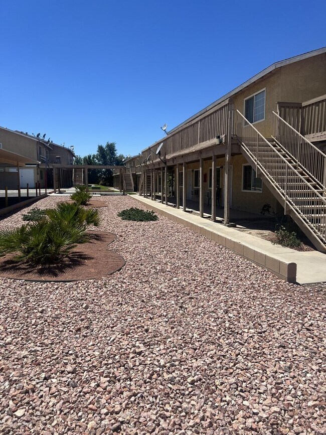 Building Photo - Single Story 1 Bedroom Apartments for Rent!