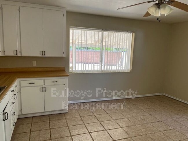 Building Photo - 3127 W Dahlia Dr