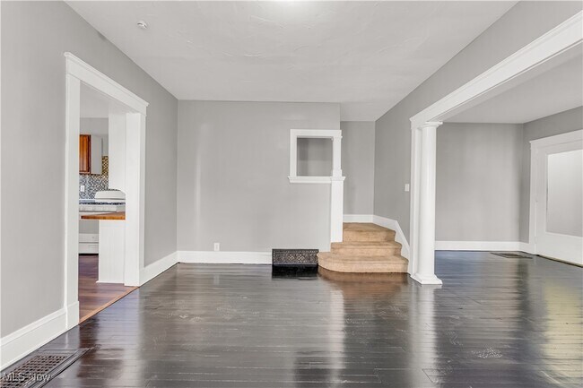 Building Photo - 3249 Hyde Park Ave
