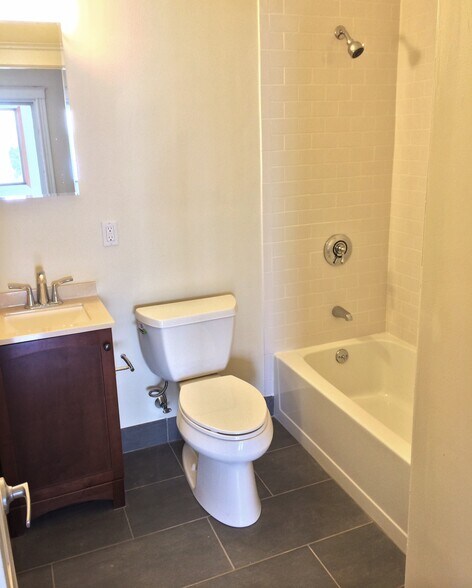 Building Photo - 75 Gardena St