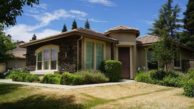 Building Photo - Beautiful 4 Bedroom Home in Gated Community