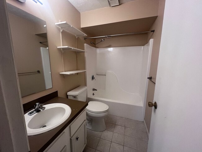 Building Photo - 2 Bed 2 Bathroom Condo in Allendale!