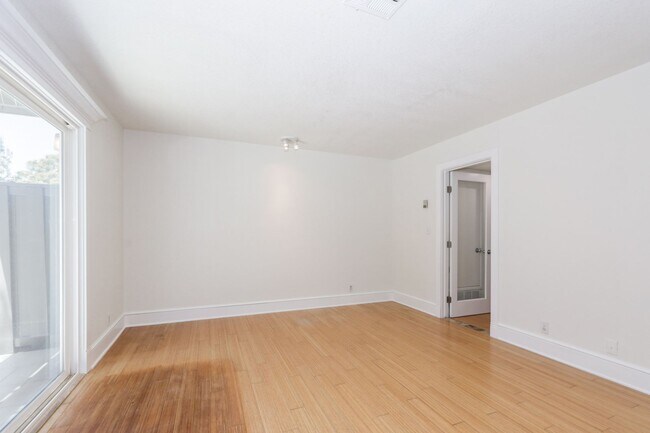 Building Photo - 3 Bed / 2.5 Bath light and spacious townho...