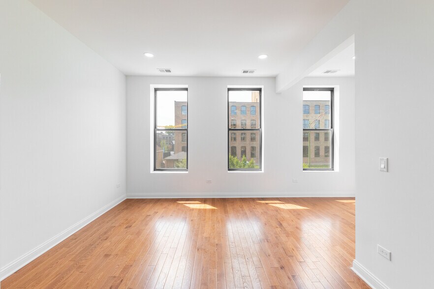 Building Photo - 914 W 19th Plz