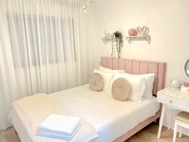 Building Photo - Stylish Heated Pool House  Near the Beach