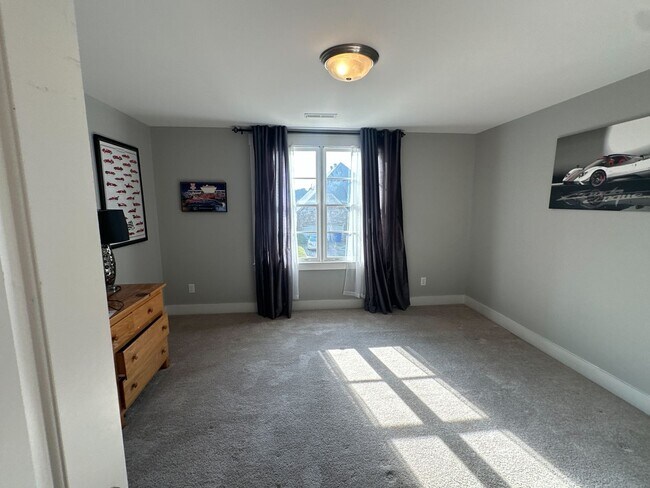 Building Photo - 1013 Edgewater Ln