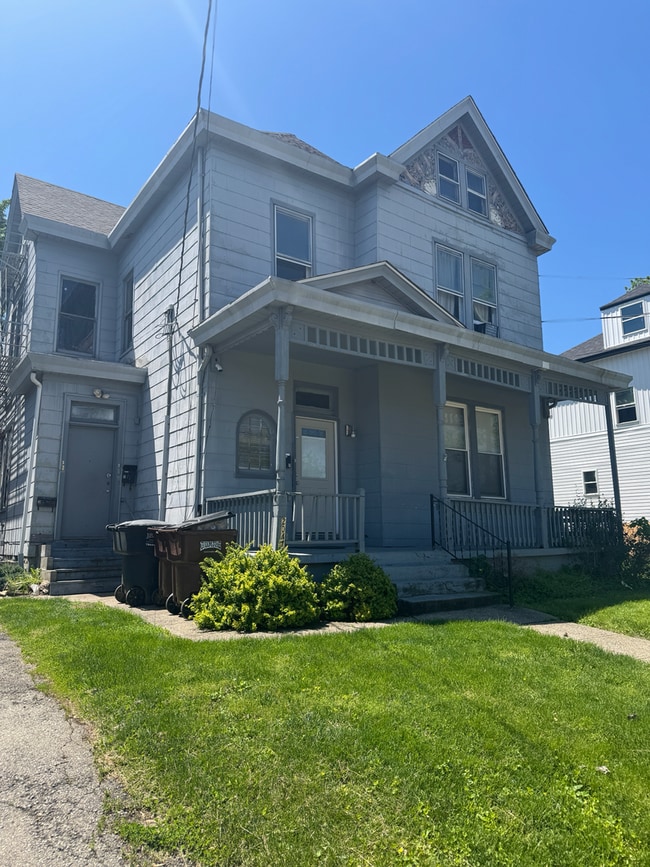 Primary Photo - 2047 Lawrence Ave