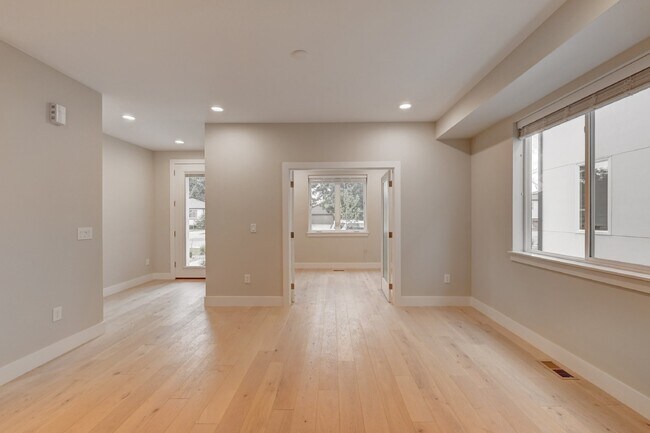 Building Photo - $3,900 - 4 Bed, 3.5 Bath Updated Townhome ...