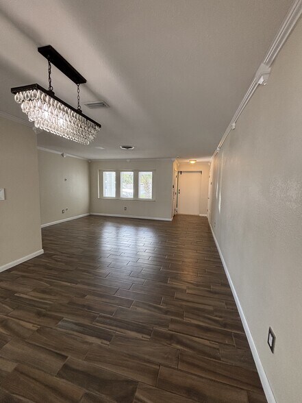 Building Photo - 4 Bed/2 Bath