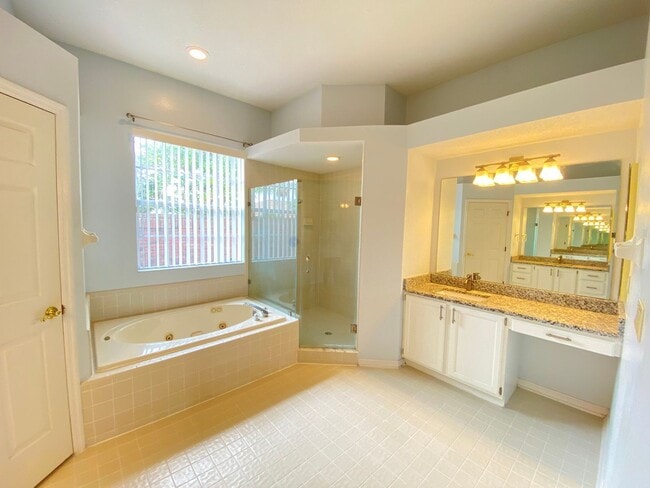 Building Photo - 3708 Molona Dr