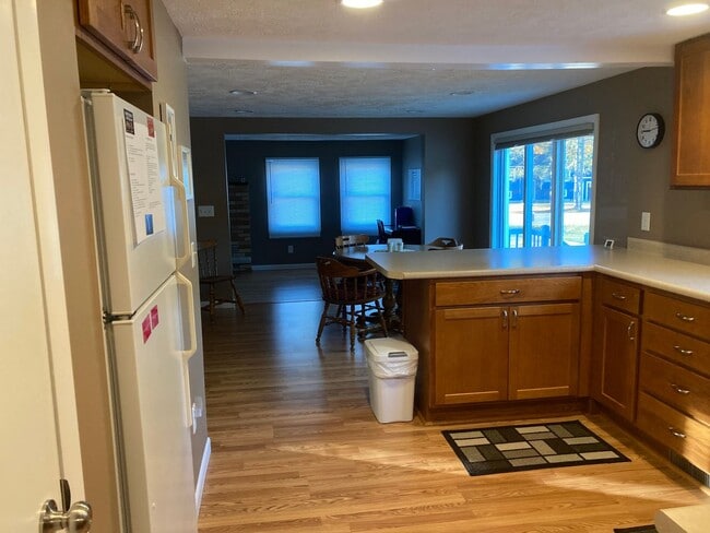 Building Photo - Turnkey 1BR Retreat | Fireplace, Trails, &...