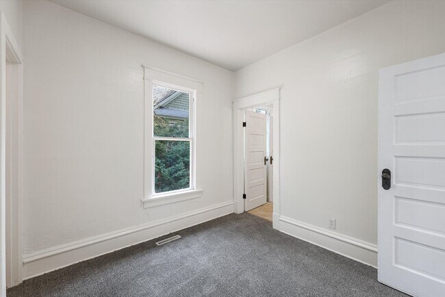 Building Photo - 1113 W Montgomery Ave