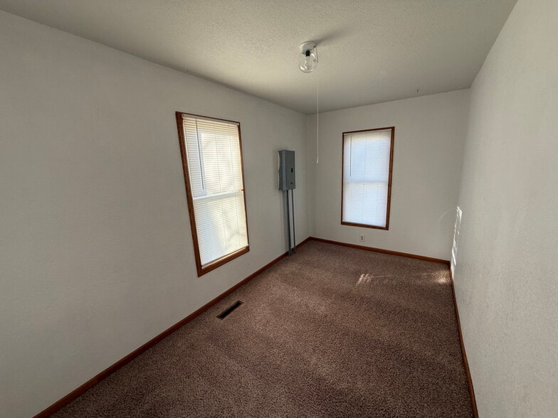 Building Photo - 403 W 3rd St