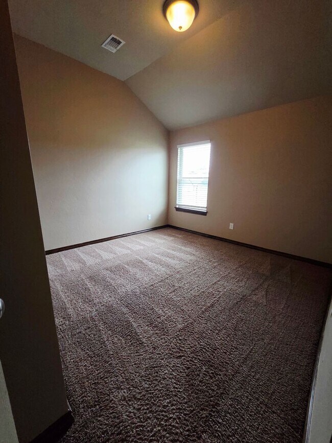 Building Photo - ?YUKON HOME MOVE IN SPECIAL! ?