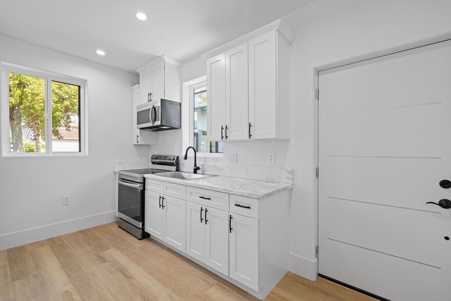 Building Photo - 14860 Envoy St