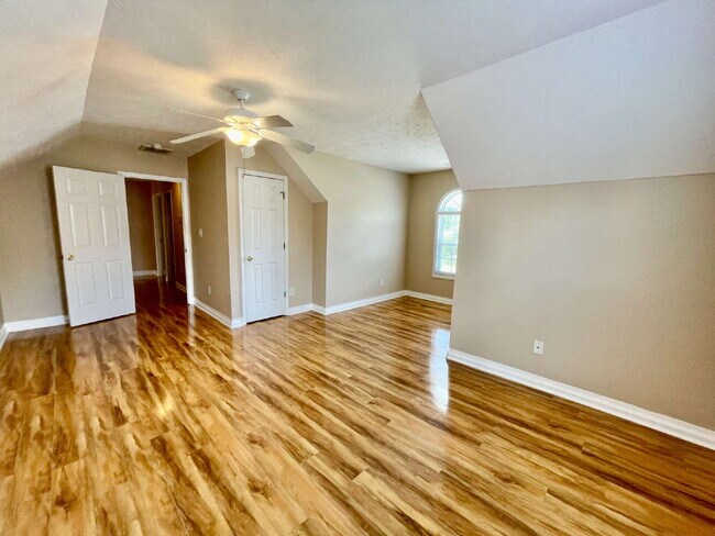 Building Photo - Spacious 4-Bed Haven With 2.5 Baths In Jack Britt District!