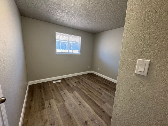 Building Photo - 3 bedroom, 2 bath, two car garage in Stead- pets welcome!